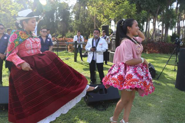 Lesly Cabello dio la patadita a Milayra Romero en  Encantos Del Perú